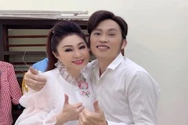 Danh hài Hoài Linh tươi rói lộ diện cùng Thoại Mỹ 