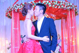 Á hậu Diễm Trang hôn chồng đắm đuối trong lễ cưới