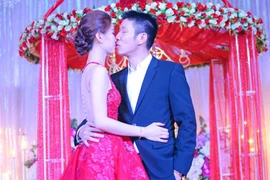 Á hậu Diễm Trang hôn chồng đắm đuối trong lễ cưới