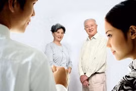 Đầy tháng cháu, bà ngoại mang 2 con gà, bà nội nói điều bất ngờ