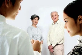 Đầy tháng cháu, bà ngoại mang 2 con gà, bà nội nói điều bất ngờ