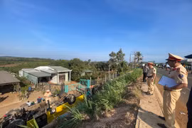 Xe chở 20 học sinh bị lật ở Gia Lai, nhiều em bị thương