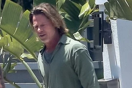 Brad Pitt già nua với mái tóc dài lượt thượt, râu ria xồm xoàm