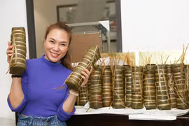 Mỹ Tâm gói bánh tét, làm mứt Tết quá chuyên nghiệp, fan tấm tắc khen