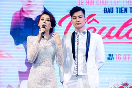 Vợ chồng Lâm Khánh Chi mang nhẫn cưới giả giá 200 nghìn