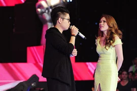 Mỹ Tâm múa phụ họa cho thí sinh The Voice 2015
