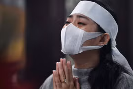 Bạn gái khóc nghẹn trong tang lễ diễn viên Hải Đăng