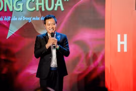 Tiến Luật và dàn anh tài chúc mừng Hồng Sơn ra mắt hồi ký