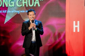 Tiến Luật và dàn anh tài chúc mừng Hồng Sơn ra mắt hồi ký