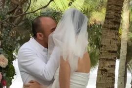 Xuân Lan khóa môi chồng Việt kiều lâu nghẹt thở