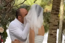 Xuân Lan khóa môi chồng Việt kiều lâu nghẹt thở