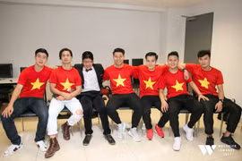 Con trai Quốc Tuấn hạnh phúc chụp ảnh cùng đội U23 Việt Nam