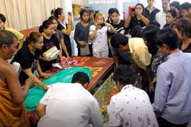 Người thân chết lặng lo hậu sự cho Hoa hậu Thái Lan 19 tuổi