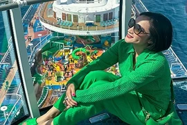 Cát Tường nghỉ dưỡng du thuyền tỷ USD, vợ chồng Hồng Vân bên cháu 