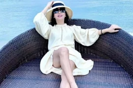 Cát Phượng trẻ chục tuổi nhưng cách tạo dáng "toát mồ hôi"