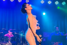 Lệ Quyên gây hiểu lầm với loạt ảnh "mặc như không"