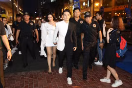 Đông Nhi - Ông Cao Thắng tất bật chạy show sau đám cưới 10 tỷ