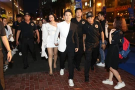 Đông Nhi - Ông Cao Thắng tất bật chạy show sau đám cưới 10 tỷ