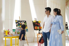 Khánh Thi bụng bầu vượt mặt cùng Phan Hiển đưa con trai đến trường