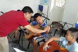 Hình ảnh gây xúc động của con trai Trần Lập 