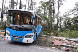 Hiện trường xe khách 35 chỗ bị lật khiến 3 người tử vong ở Tam Đảo
