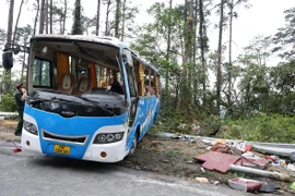 Hiện trường xe khách 35 chỗ bị lật khiến 3 người tử vong ở Tam Đảo