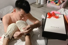 Ốc Thanh Vân được chồng tặng giày hiệu mừng sinh nhật lúc 3h sáng