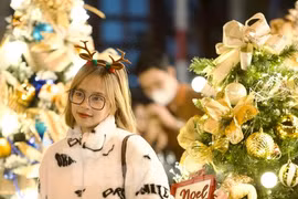 Trai xinh gái đẹp xuống phố đón Giáng sinh sớm 