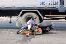 Hai phụ nữ bị xe tải tông, kẹt xe hơn 3km