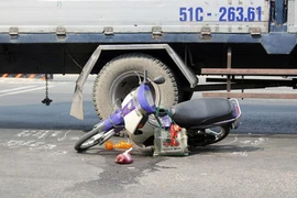 Hai phụ nữ bị xe tải tông, kẹt xe hơn 3km