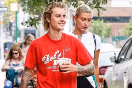 Đính hôn rồi Justin Bieber vẫn không bỏ được thói quen mặc quần tụt
