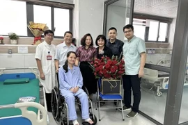 Bác sĩ bị kính rơi vào người ở The Coffee House sắp ra viện