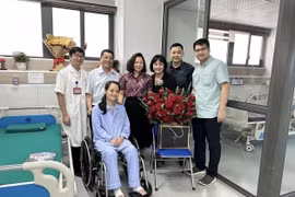 Bác sĩ bị kính rơi vào người ở The Coffee House sắp ra viện