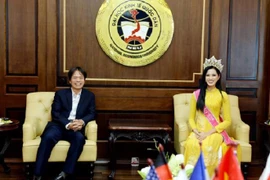 Hoa hậu Đỗ Thị Hà ngồi "ghế trên" khi thăm trường: Có gì ầm ĩ?