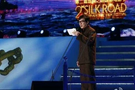 Thành Long trao giải cho "Tôi thấy hoa vàng trên cỏ xanh"