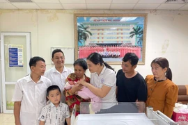 Cứu sống bé sơ sinh bị bỏ rơi, giòi bò khắp người 