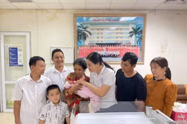 Cứu sống bé sơ sinh bị bỏ rơi, giòi bò khắp người 