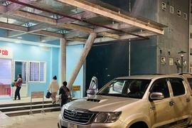 Thầy hiệu trưởng lái ô tô xuyên đêm đưa trẻ sốt cao đến bệnh viện