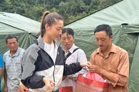 Lương Thùy Linh nhận bảo trợ cho hai bé mồ côi ở Cao Bằng