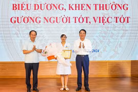 Trao bằng khen cho nữ điều dưỡng cấp cứu bé sơ sinh sặc sữa