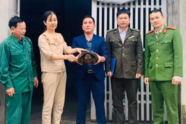 Người dân Hà Tĩnh giao nộp cá thể rùa đất lớn quý hiếm 