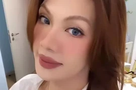 Đào Bá Lộc buông lơi cúc áo, lộ nội y cực gợi cảm