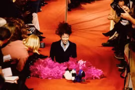 Siêu mẫu huyền thoại ngã 1 lần khiến cả thế giới xôn xao