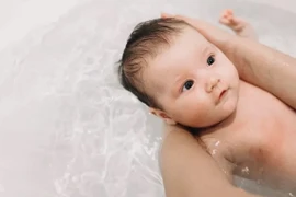 Hướng dẫn cách tắm cho trẻ sơ sinh sạch, an toàn