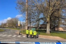 Phóng xe đạp điện trong sân trường, nữ sinh 18 tuổi gặp nạn tử vong