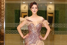 Ca sĩ Thu Phương khoe thân hình bốc lửa với váy bó sát