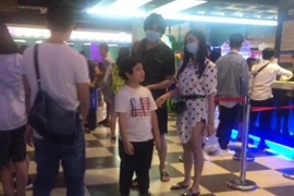 Tim - Trương Quỳnh Anh đeo khẩu trang che mặt đưa con đi chơi