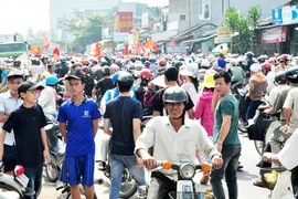 Làm rõ vụ hàng trăm người tụ tập gây ách tắc quốc lộ