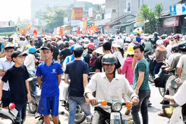 Làm rõ vụ hàng trăm người tụ tập gây ách tắc quốc lộ