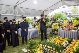 Xúc động Bùi Công Duy đàn, Đức Tuấn hát bên mộ nhạc sĩ Phú Quang